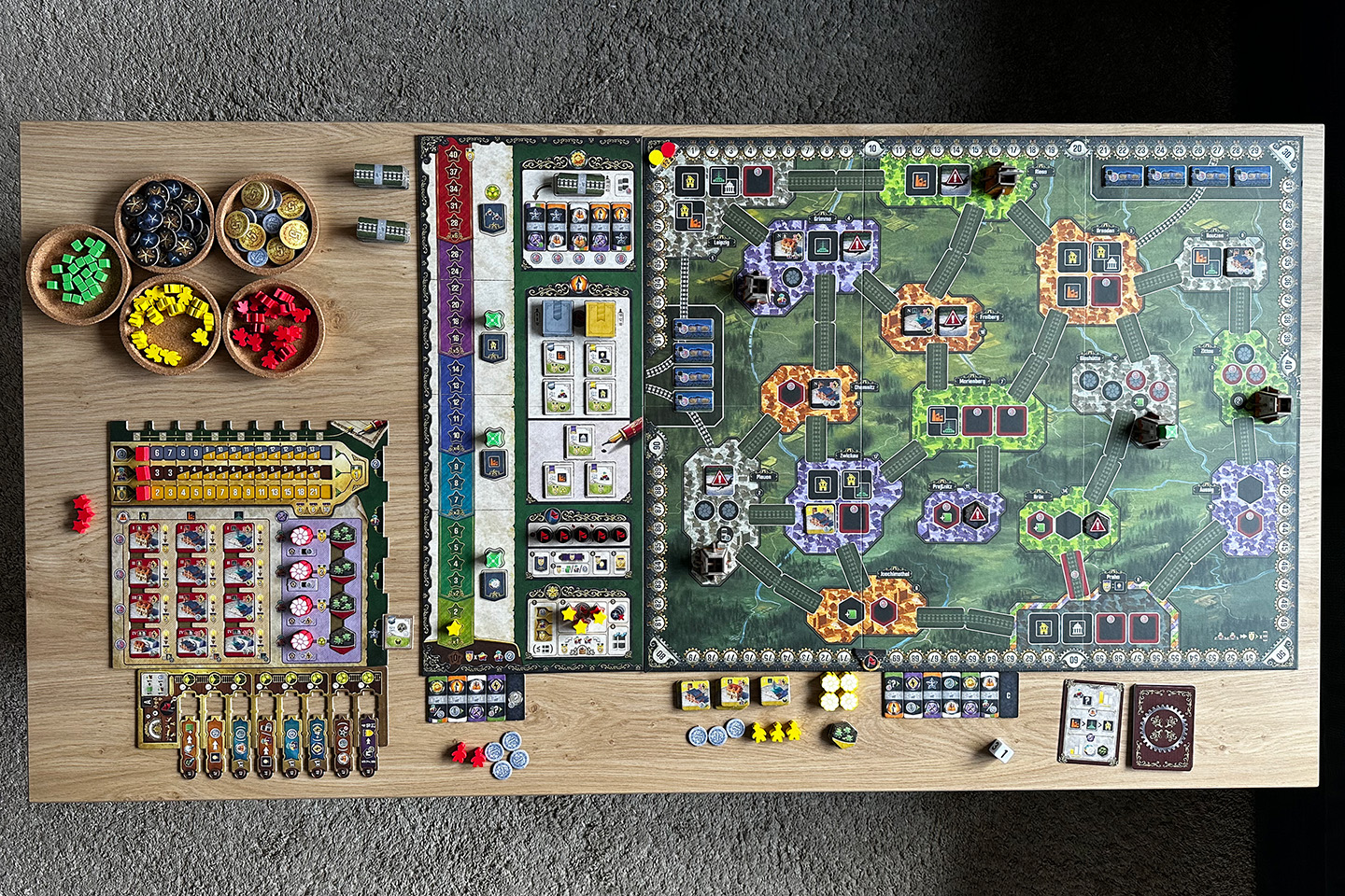 No room for anything else on my table. I even have to place the experiments board below my player board instead of next to it.