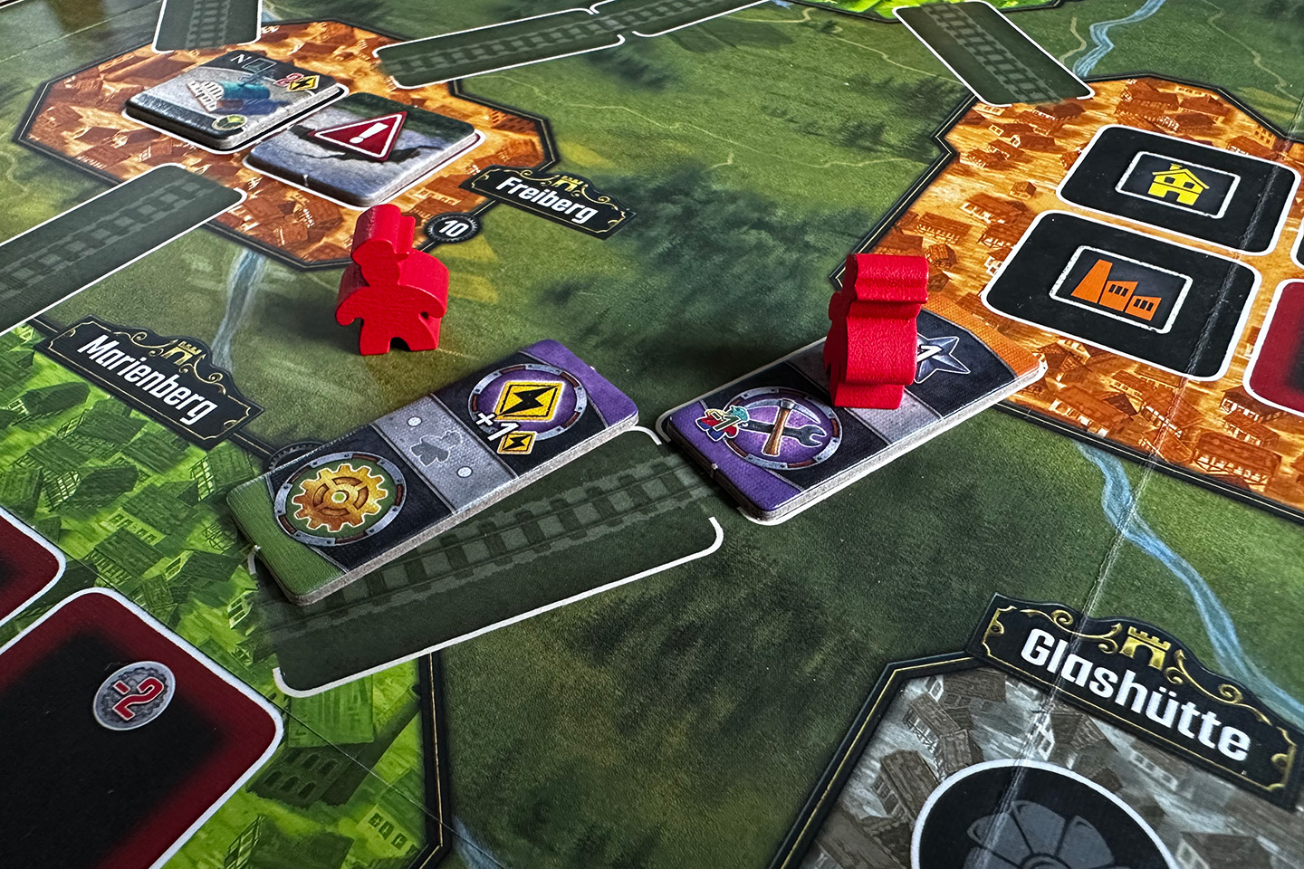 By placing this tile here as a railway, I would match both colors, letting me take three actions: develop, energize (with a bonus of +1 energy) and industrialize (with a reduced cost of 1 worker). Because that would complete the railway, I would also 2 times 2 increases on the VP income track.
