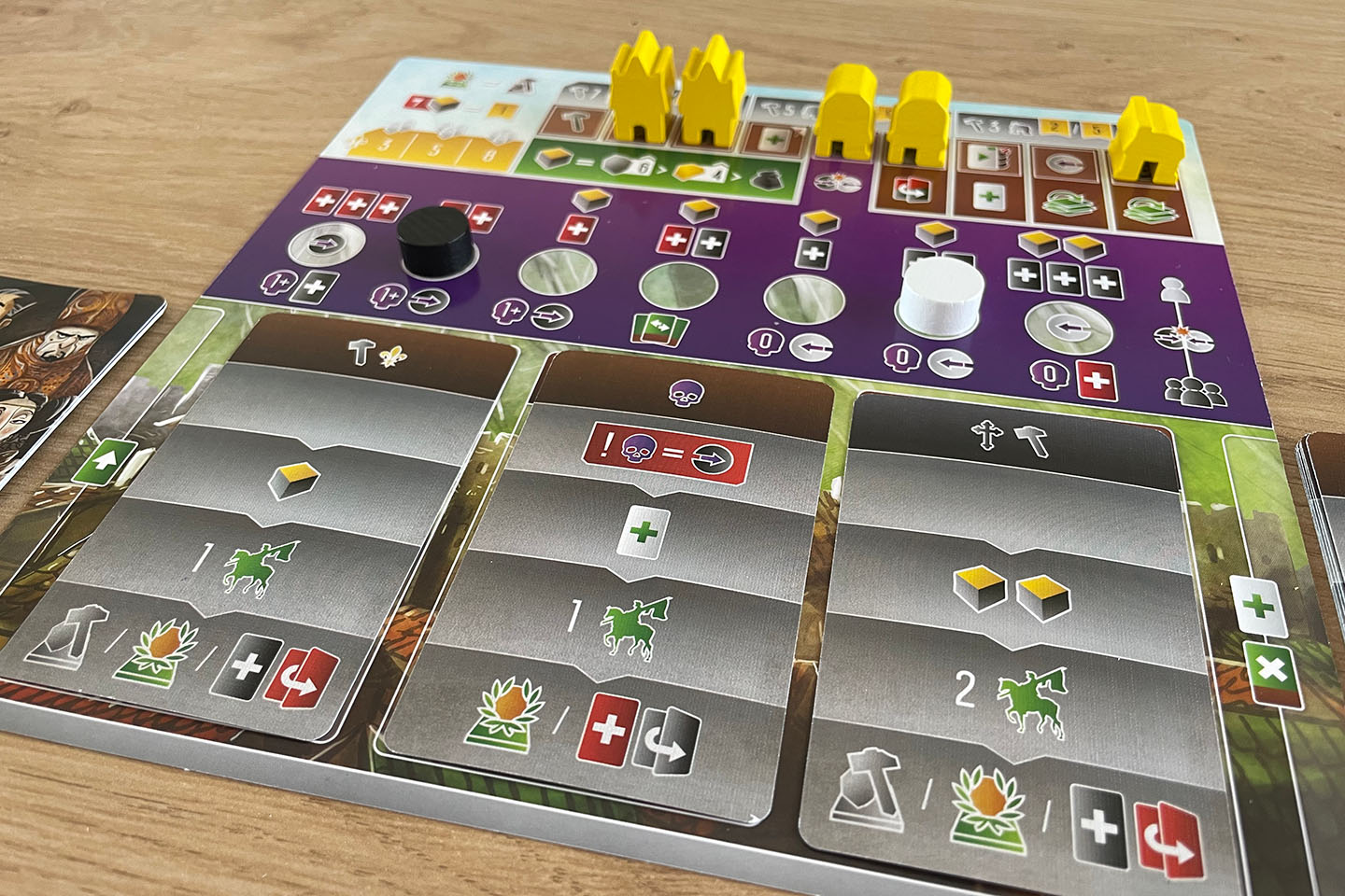 The AI player board is pretty similar to your board. The scheme cards are simple and clear.